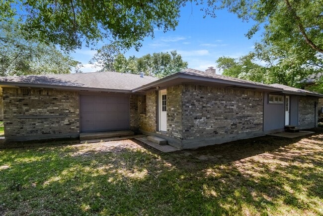 Building Photo - 3824 Evergreen Dr