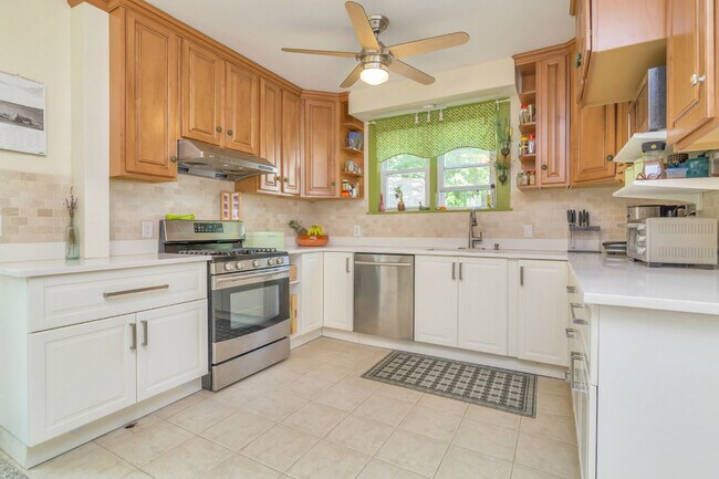 Building Photo - 48 Stelfox St