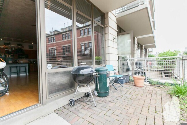 Building Photo - 1000 N Kingsbury St