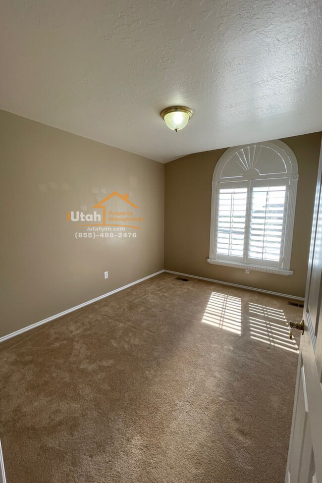 Building Photo - East Layton 6 Bdrm 3 Bth 2 car garage home.
