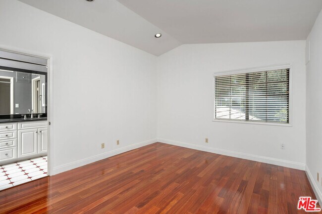 Building Photo - 13031 Magnolia Blvd