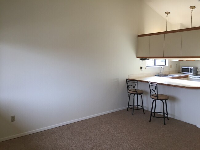 Building Photo - One Bedroom Top Floor Corner Unit Condo