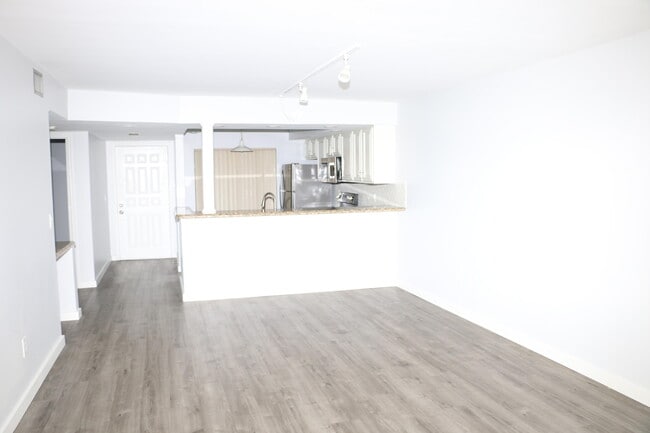 Building Photo - 400 Club Cir