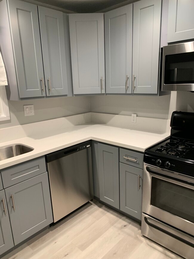 Kitchen - 828 Sunset Dr