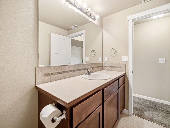 Building Photo - Spacious 5-Bedroom Home with Private Yard & Parking in Spokane