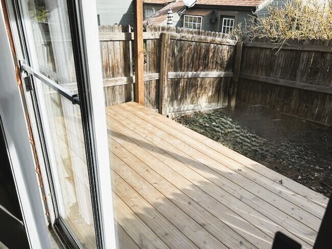 Building Photo - Fully Renovated Townhome in Great Aurora Community