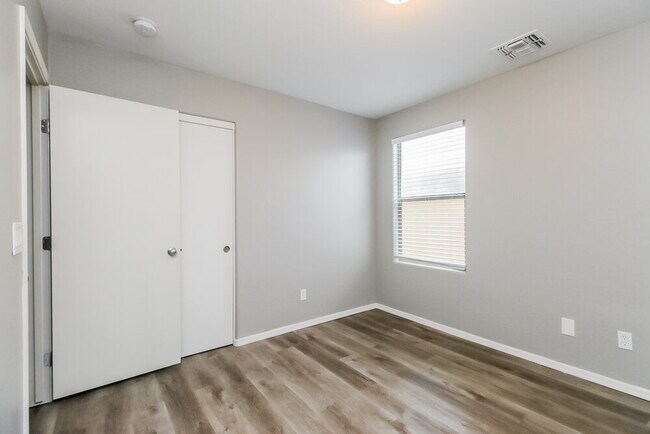 Building Photo - 1065 S Cheshire Ln