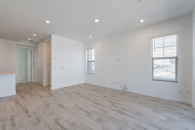 Building Photo - Unbeatable Luxury: Your Key to Elevated Li...