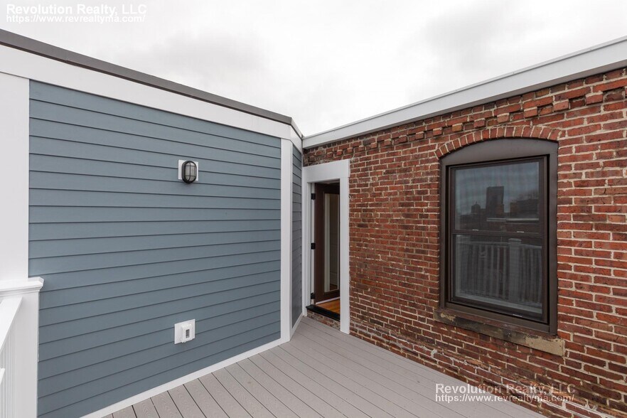 Building Photo - 15 Kenilworth St