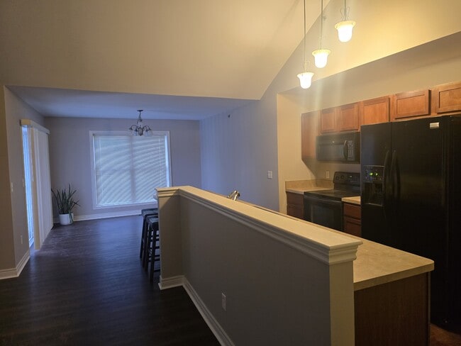 Building Photo - 5675 Hampshire Ln