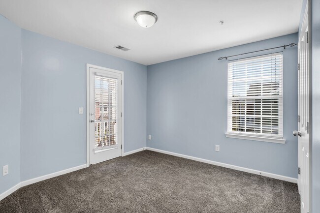 Building Photo - 2031 Hemlock Dr
