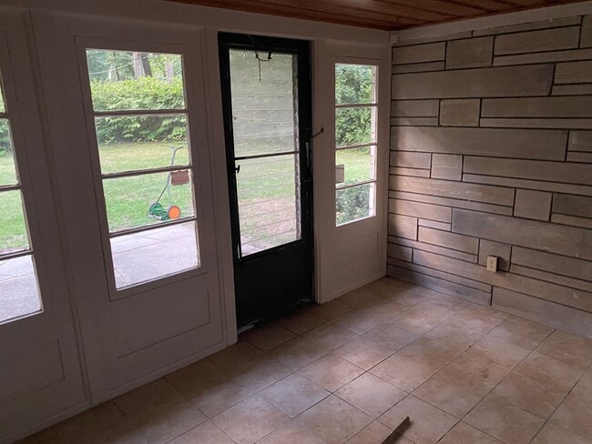 Building Photo - Gorgeous 2 bedroom1 bathoom mid-centutry r...