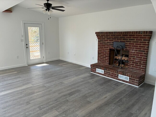 Building Photo - Welcome to the Heart of Unionville prime location!