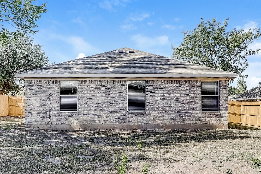 Building Photo - 222 Hollywood Dr