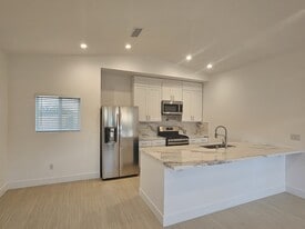 Building Photo - 1321 S Ventura Rd