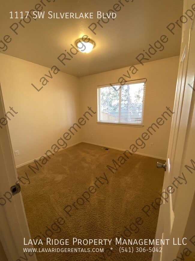 Building Photo - 1117 SW Silver Lake Blvd