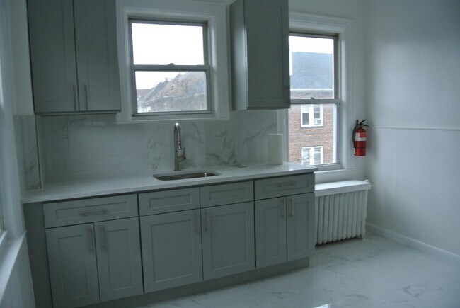 Building Photo - 706 87th St