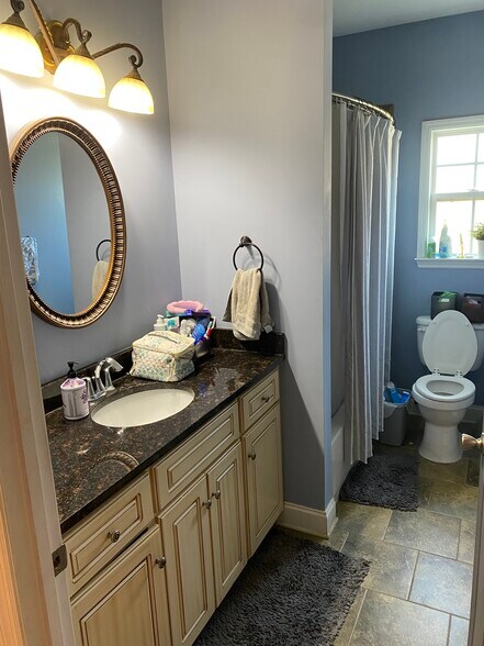 Building Photo - 1215 Pine St