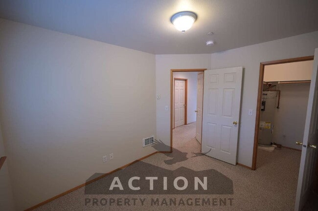 Building Photo - 2 bed 1 bath, top floor apartment in Port Angeles, close to Peninsula College and the Olympic Nat...
