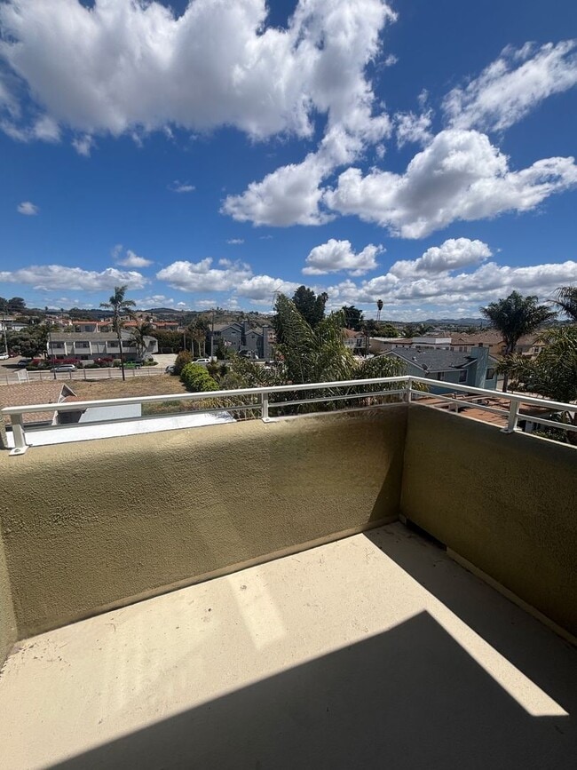 Building Photo - Your Pismo Escape: Stylish 2BR with Fireplace, Patio & Beach Proximity