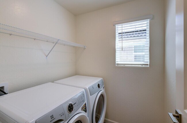 Building Photo - 1527 Foxhill Ln