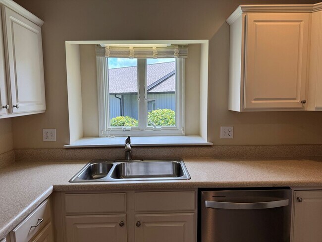 Building Photo - Weaverville - Well Kept Townhome with Flex Space