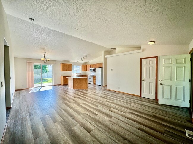 Building Photo - 3 bedroom home with expansive fenced backy...