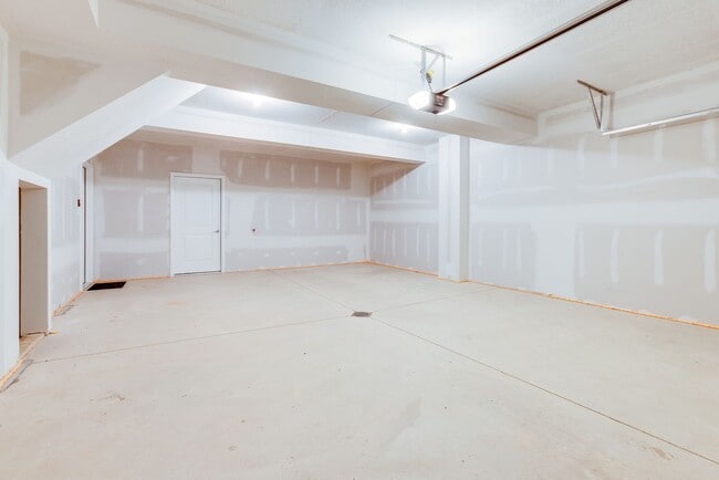 Building Photo - 3 Bedroom End Unit Townhouses in Franklin Regional School District