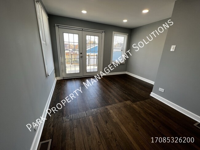 Building Photo - Oak Lawn - 3 Bedroom Single Family Home