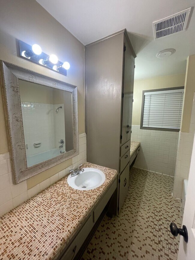 Building Photo - 3 BEDROOM NEAR BONHAM MIDDLE SCHOOL, EASY COMMUTE