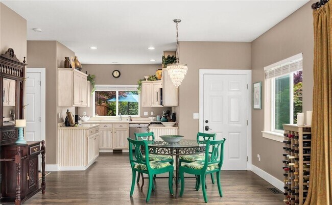 Building Photo - A Gorgeous Home with 4 Bed and 2.5 Bath