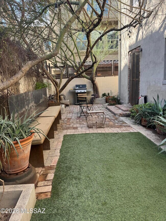 Building Photo - 21 E Corral St