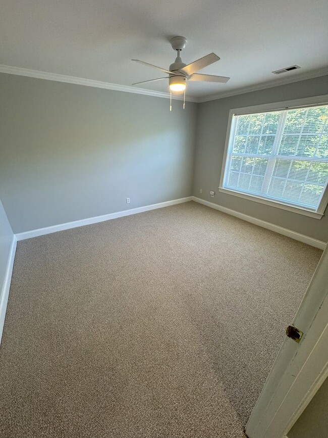 Building Photo - Discover Your Dream Home