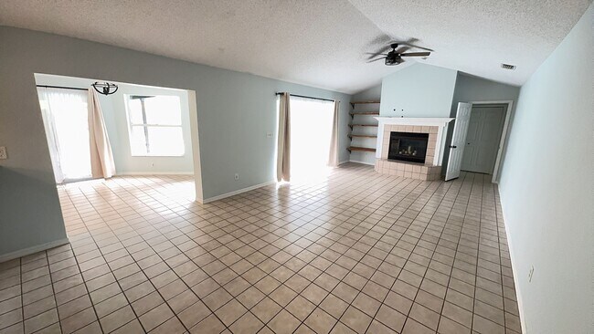 Building Photo - For Rent: A dazzling 5-bedroom, 3-bathroom...