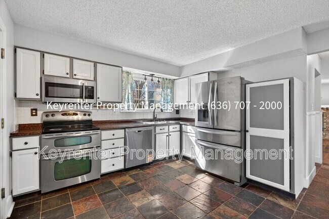 Building Photo - 971 Whispering Ridge Ln