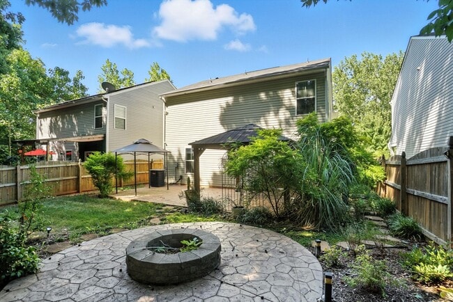 Building Photo - Fully Updated and Move-In Ready with Excep...