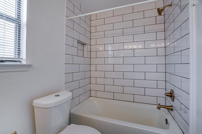 Building Photo - 2119 Gaston Pl Dr