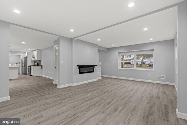 Building Photo - 34 Hinsdale Ln