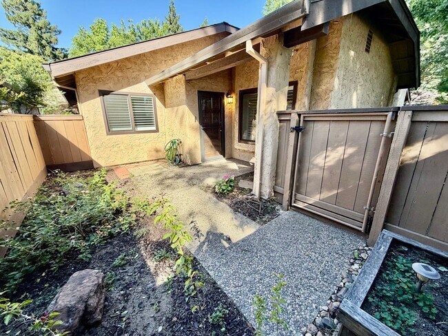 Building Photo - Beautiful Townhome with Great Schools, Great Location! Pet Friendly!