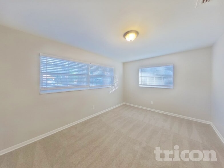 Building Photo - 7102 Woodfield Dr