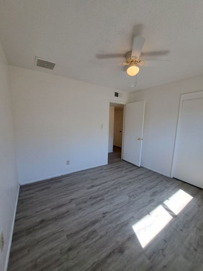 Building Photo - Amazing 3 Bedroom Home Near Cedar and Gett...