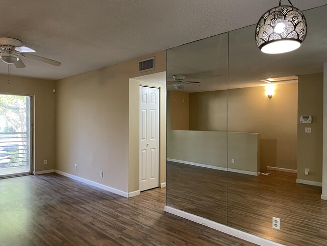 Building Photo - 704 Gardens Dr