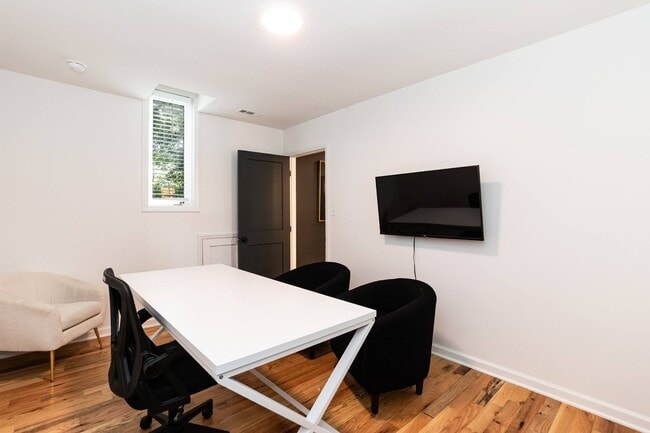 Building Photo - Ultra Modern Three Bedroom Home!