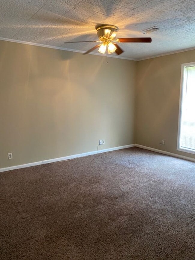 Building Photo - Spacious 3 bed 2 bath home in Town and Country Subdivision