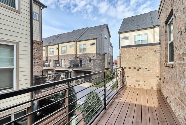 Building Photo - Stunning 3BD/3.5BA End Unit w/ City Views ...