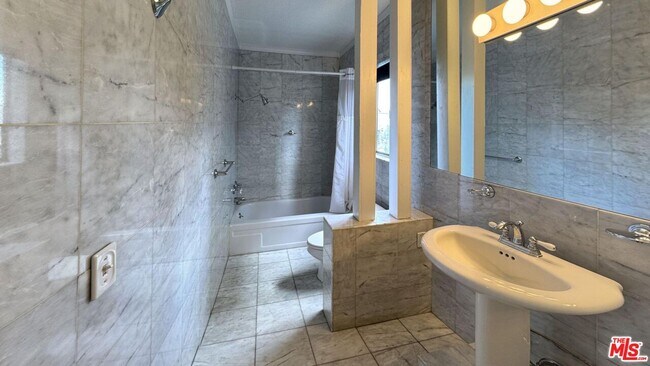 Building Photo - 1134 Alta Loma Rd