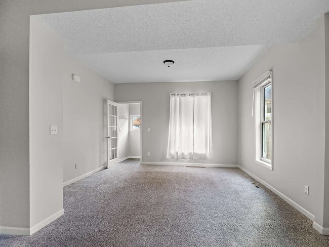 Building Photo - 3 bed duplex in Powderhorn Available now!