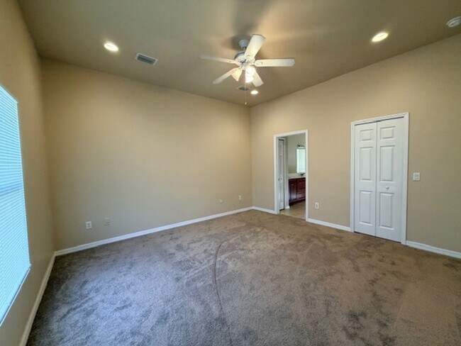 Building Photo - Spacious 4 bedroom, 2.5 bath, 2 car garage home for rent on a corner lot!