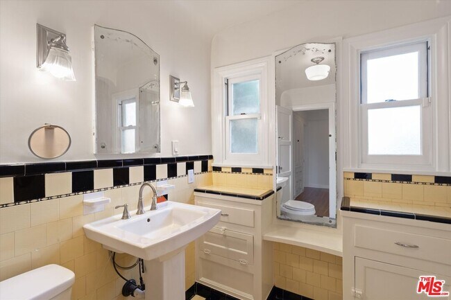 Building Photo - 2002 Kelton Ave