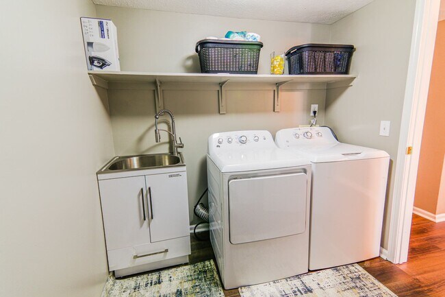 Building Photo - Fort Harrison State Park 4Bed Spacious Retreat